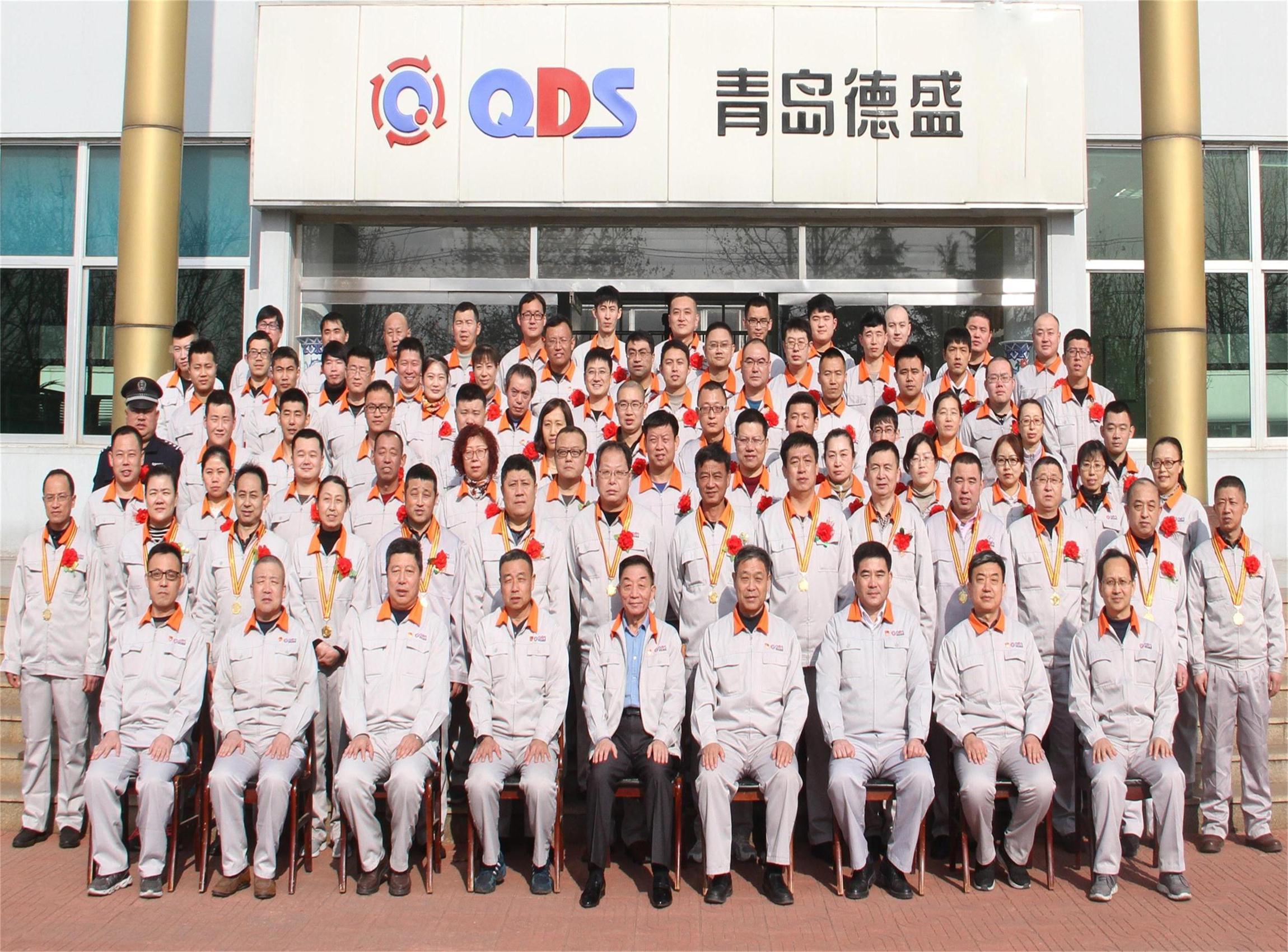 董事長孫佩璋及全體高管與獲獎(jiǎng)員工、榮獲獎(jiǎng)牌員工合影